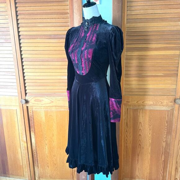 Dark in Love Black Velvet Undead Beloved Goth Victorian Vampire Dress - Picture 5 of 14